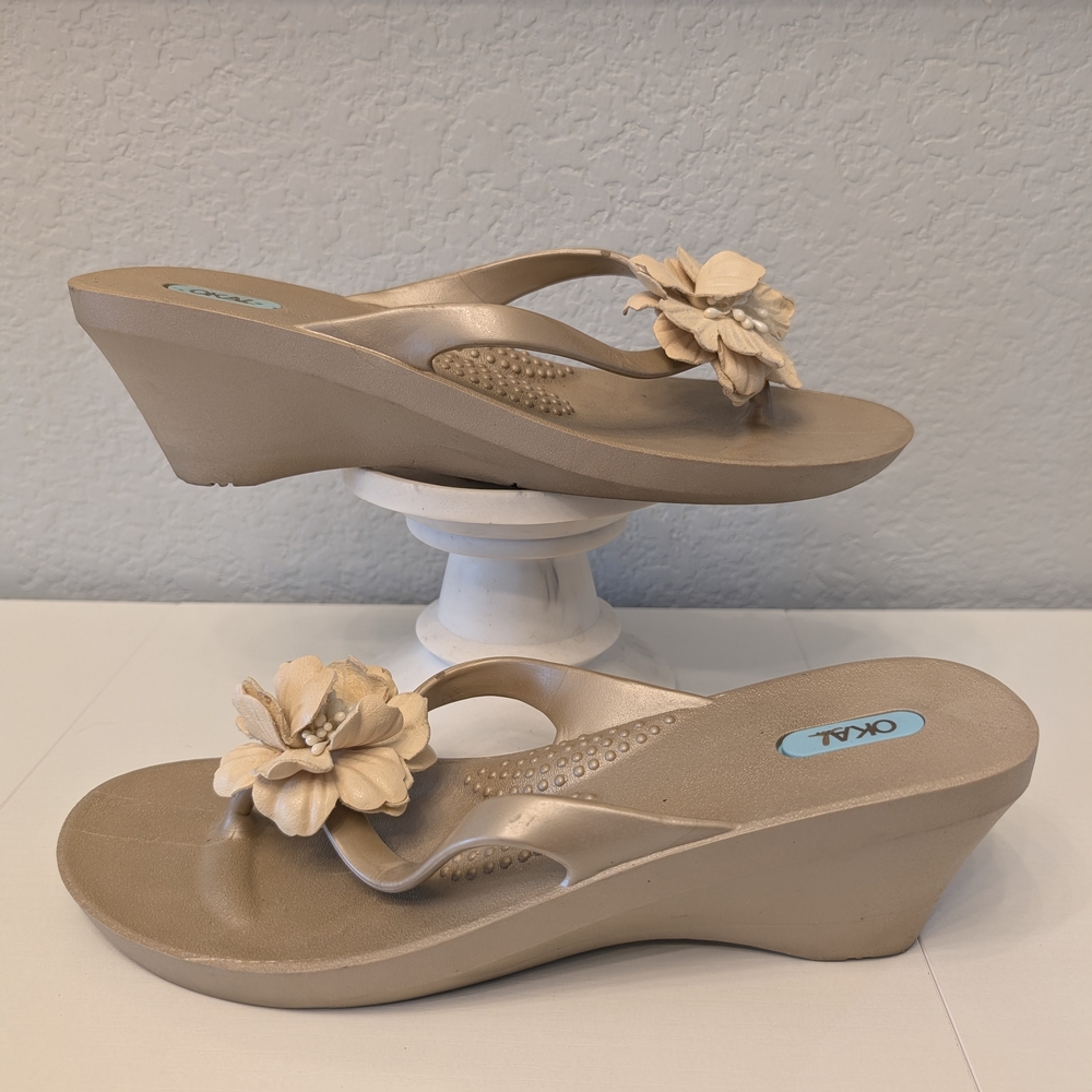 Oka-B Women Champagne Metallic Wedge Flip Flop Sandals Floral Accent Size 8